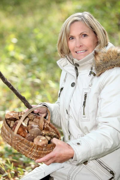 Starszy kobieta zbierania grzybów — Zdjęcie stockowe
