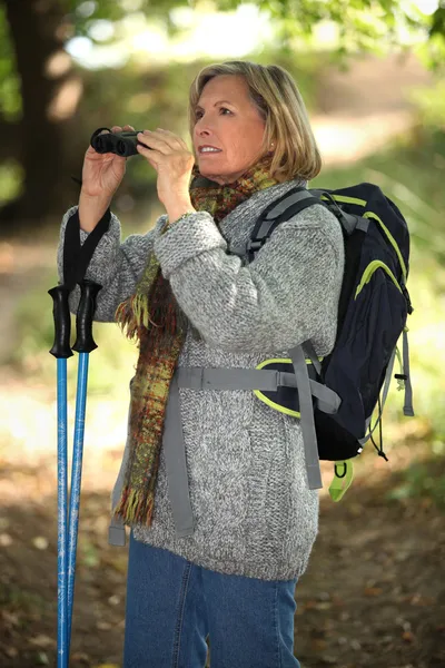 Woman is contemplating landscapes with binoculars — Stock Photo, Image
