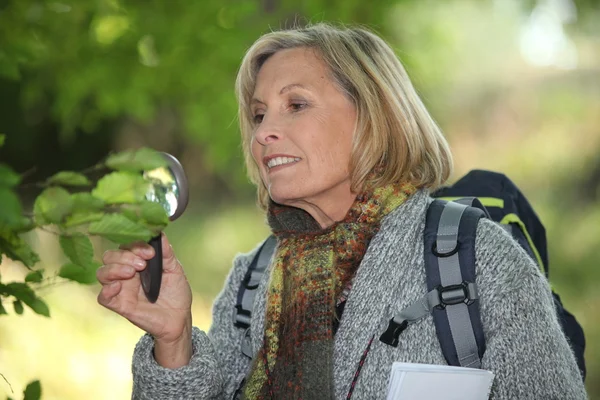 Vrouw met vergrootglas — Stockfoto