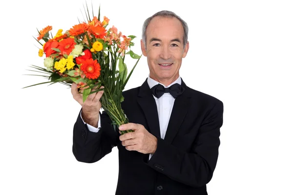 Mann hält Blumenstrauß in der Hand — Stockfoto