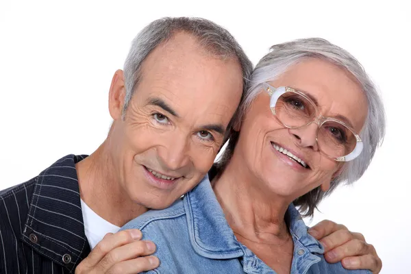 Porträt eines älteren Ehepaares auf weißem Hintergrund — Stockfoto