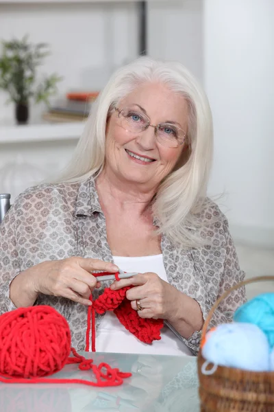 An old lady knitting. — Stock Photo, Image
