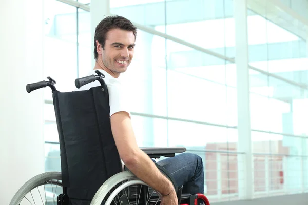 Homem feliz em cadeira de rodas — Fotografia de Stock