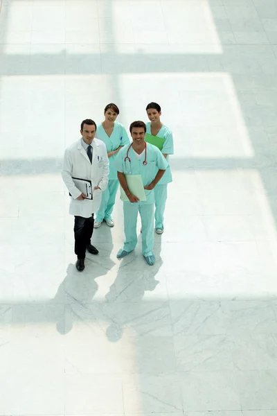 Lékaři v nemocniční chodbě — Stock fotografie
