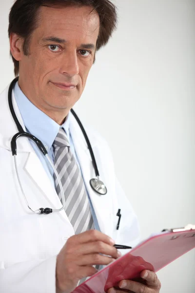 Lékař se schránkou — Stock fotografie