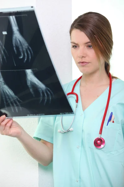 A nővér a röntgent nézi. — Stock Fotó
