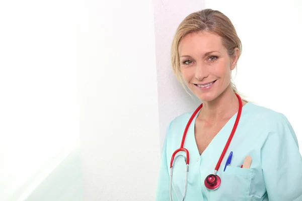 Vrouwelijke verpleegkundige in het ziekenhuis scrubs — Stockfoto