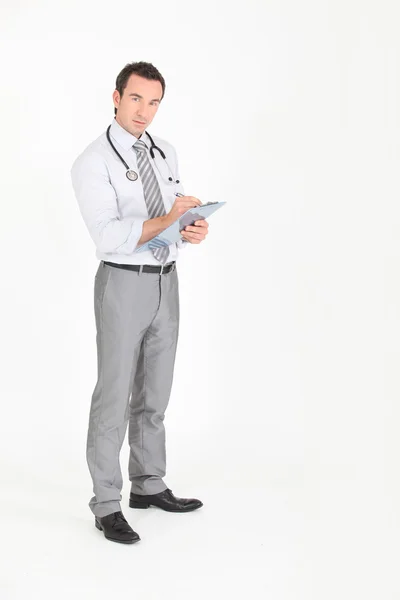 Médico con estetoscopio y portapapeles —  Fotos de Stock