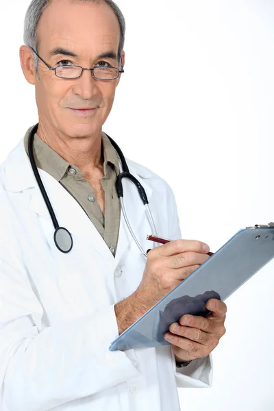 Médico masculino de meia-idade — Fotografia de Stock