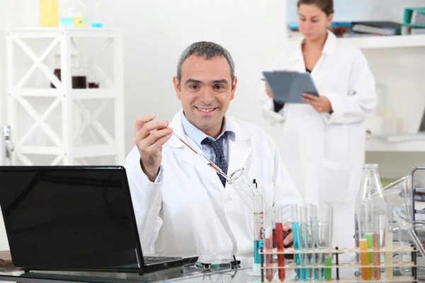 Man and woman in laboratory — Stock Photo, Image