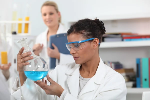 Two woman in laboratory — Stock Photo, Image