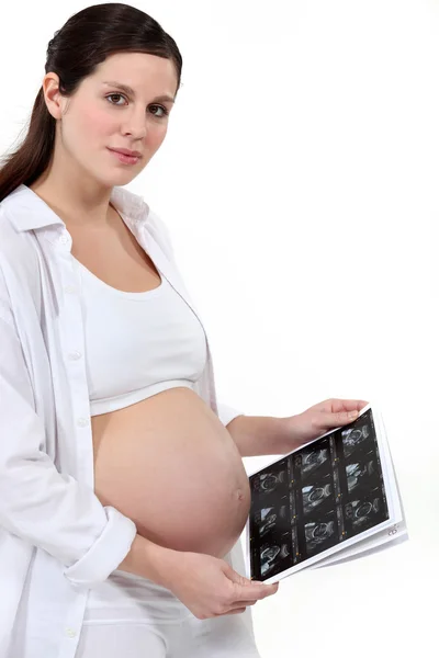 Terhes nő gazdaságban vizsgálat — Stock Fotó
