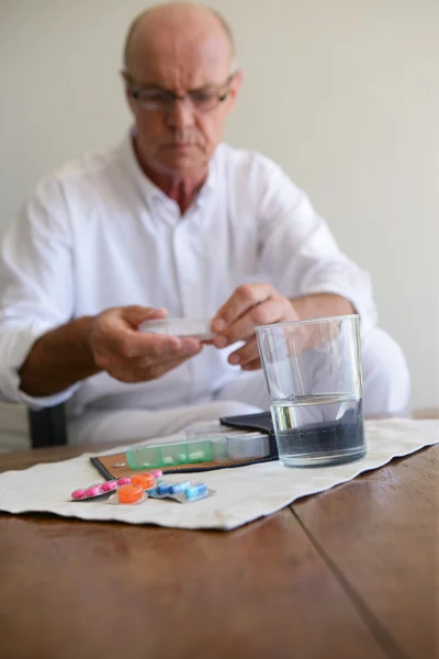 Elderly man taking medication — Stock Photo, Image
