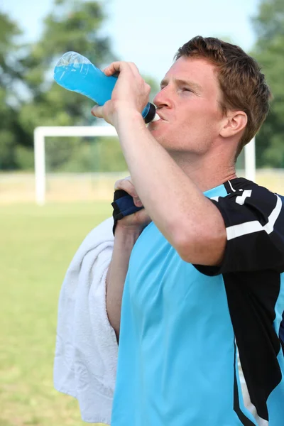 Fotbollsspelare dricka energidryck — Stockfoto