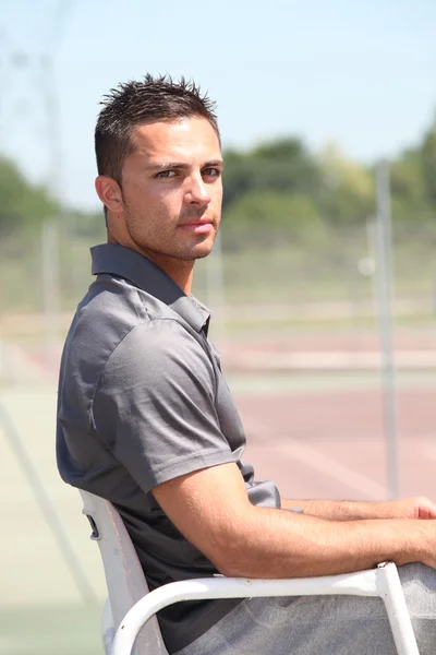20 jaar oude tennis arbiter zittend op zijn leunstoel — Stockfoto