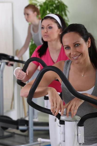 Mulheres se exercitando no ginásio — Fotografia de Stock