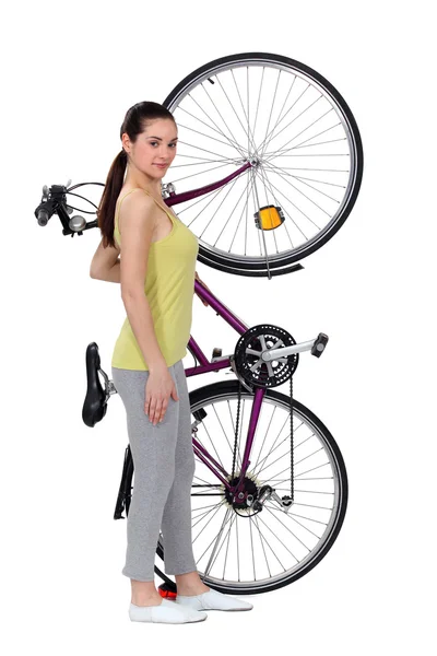 한 여자와 그녀의 큰 자전거. — 스톡 사진