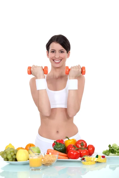 Mujer joven poniéndose en forma — Foto de Stock