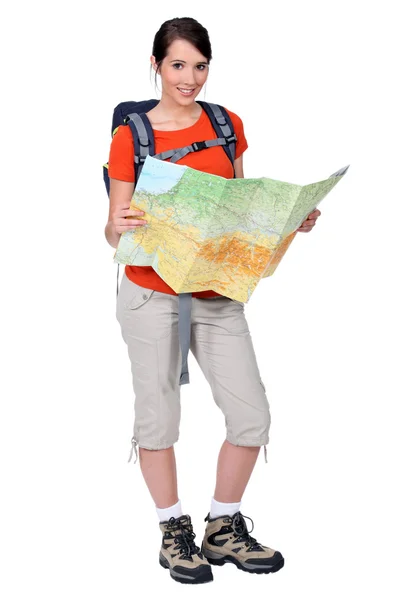 Vrouwelijke backpacker bestuderen van een kaart — Stockfoto