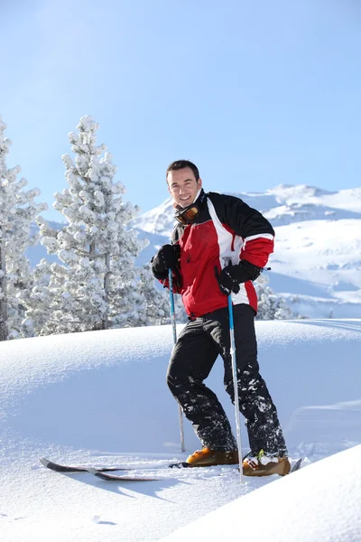Homem esquiando sozinho — Fotografia de Stock