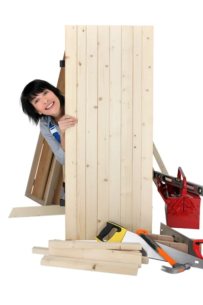 Ženské carpenter, takže dřevěné dveře — Stock fotografie