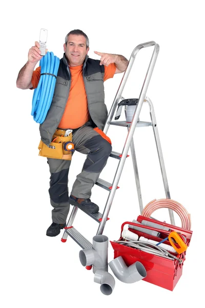 Handyman med verktygslådan och mobiltelefon — Stockfoto