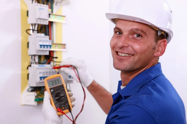 Electrician checking a fuse box — Stock Photo, Image