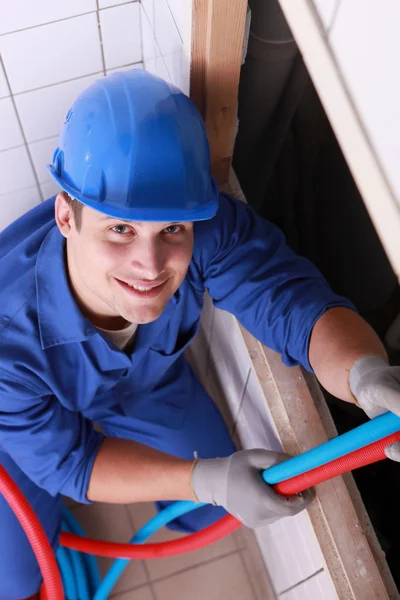 Giovane idraulico di lavoro — Foto Stock
