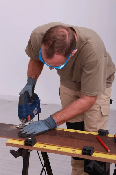 Hombre usando un rompecabezas — Foto de Stock