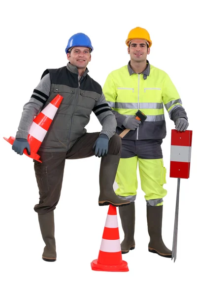 Dos trabajadores de la carretera posando juntos — Foto de Stock