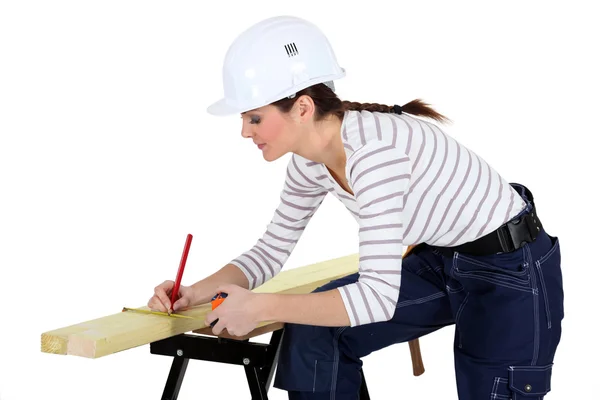 Craftswoman bir tahta ölçme — Stok fotoğraf