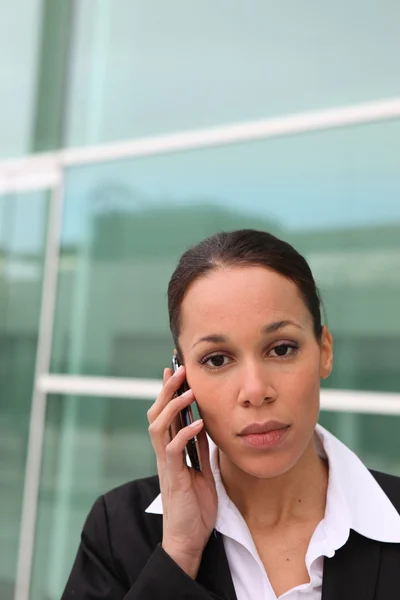 Femme d'affaires sérieuse au téléphone à l'extérieur — Photo