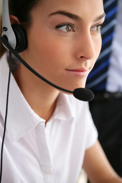 Affärskvinna som bär ett headset — Stockfoto