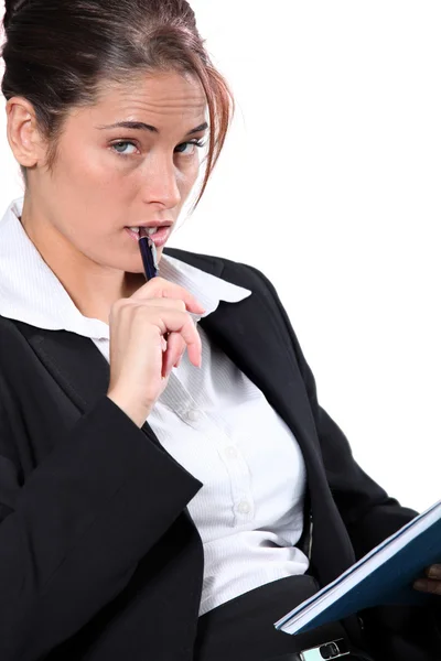 Retrato de mulher em um terno com caneta e bloco de notas — Fotografia de Stock