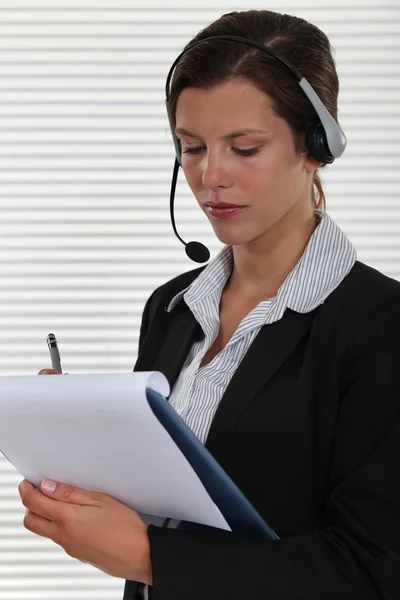 Een zakenvrouw met een headset op. — Stockfoto