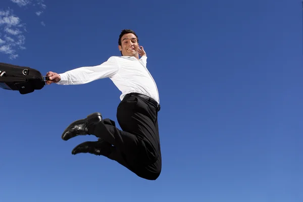 Empresário pulando no campo — Fotografia de Stock