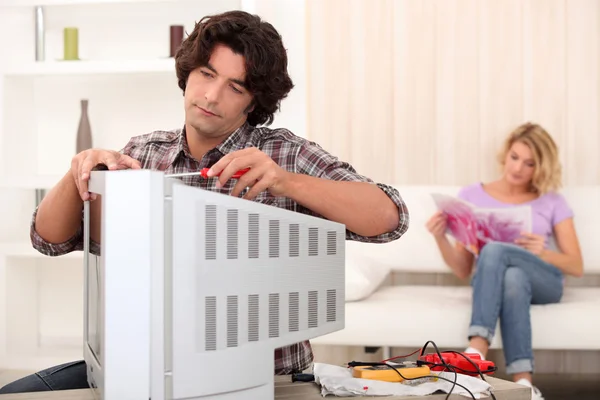 Techniker repariert einen Fernseher — Stockfoto