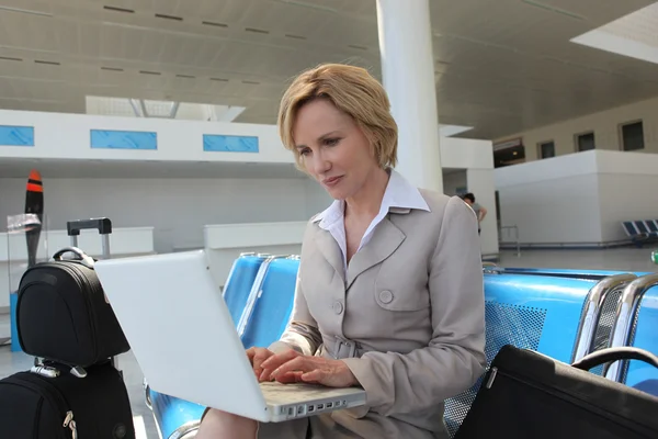 Mujer de negocios en el ordenador portátil —  Fotos de Stock
