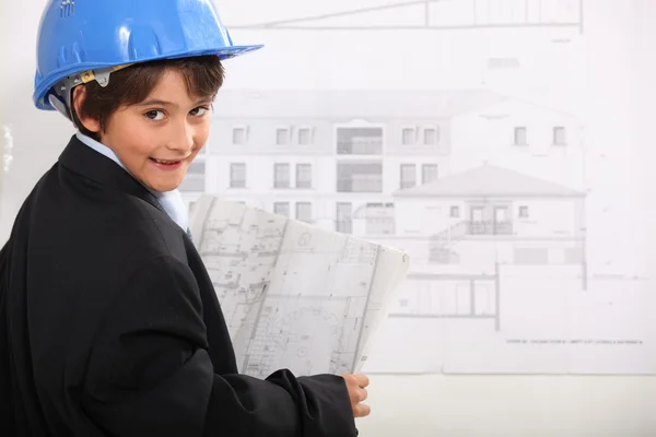 Jonge jongen behandeling van bouwkundige tekeningen — Stockfoto