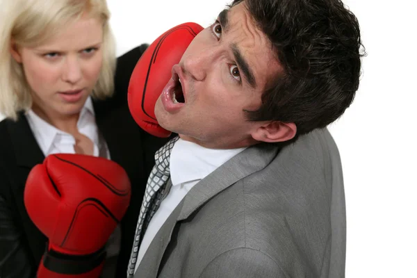 Femme d'affaires blonde boxe un collègue — Photo