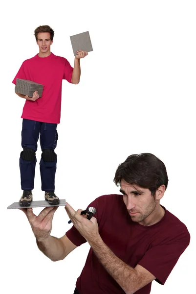 Uomo in camicia bordeaux che porta ragazzo in camicia fucsia su pietra focaia — Foto Stock