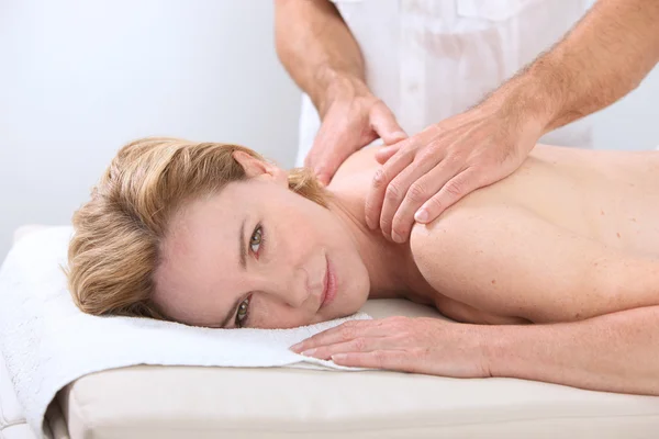 Жінка має масаж — стокове фото