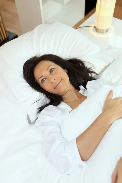 Kobieta reposing na łóżku — Zdjęcie stockowe