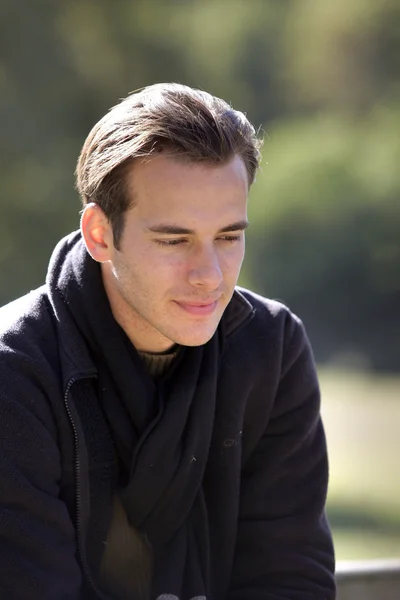 Hombre joven relajándose al aire libre — Foto de Stock