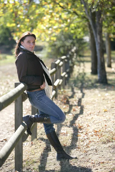 木の塀に対して傾いている女性 — ストック写真