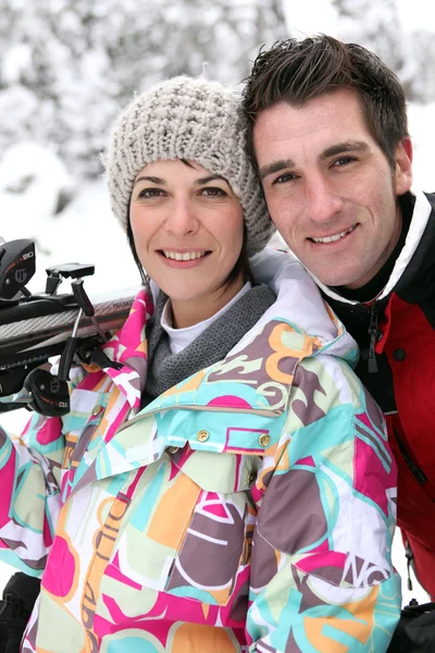 Πορτρέτο της ζευγάρι στο χιονοδρομικό κέντρο — Φωτογραφία Αρχείου