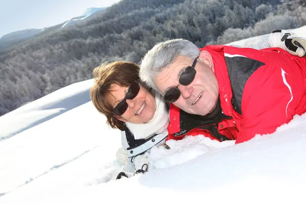 Esqui de casal de meia-idade — Fotografia de Stock