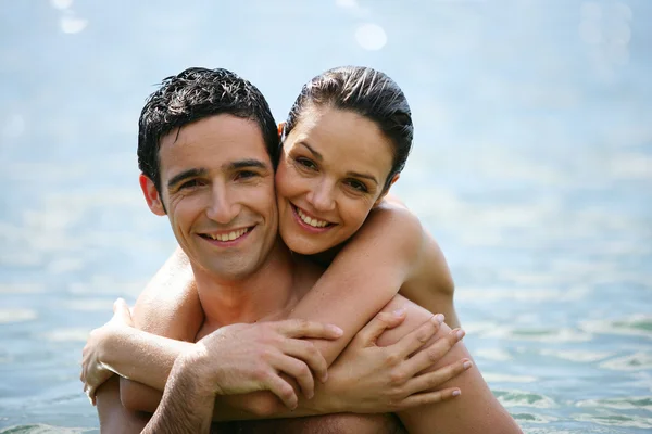 Paar umarmt sich im Wasser — Stockfoto