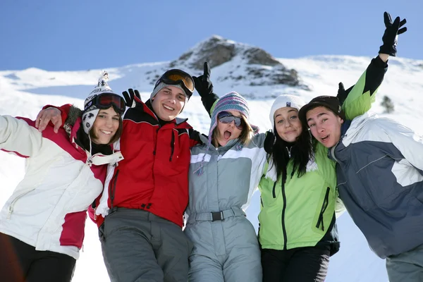 Grup genç kayakçı eğleniyor — Stok fotoğraf