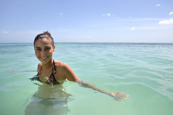 Szczęśliwa kobieta kąpiel w morzu — Zdjęcie stockowe